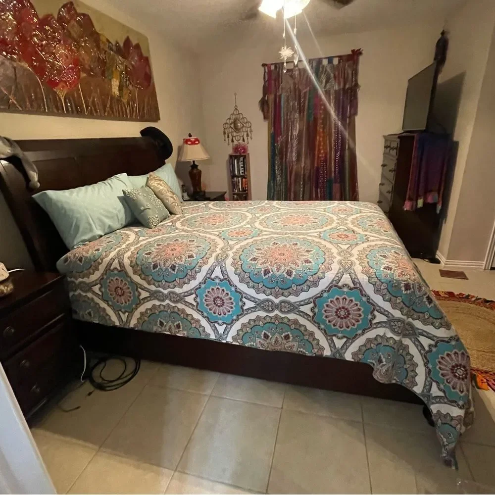 7 Piece Blue & White Paisley Reversible Queen Size Quilt Set